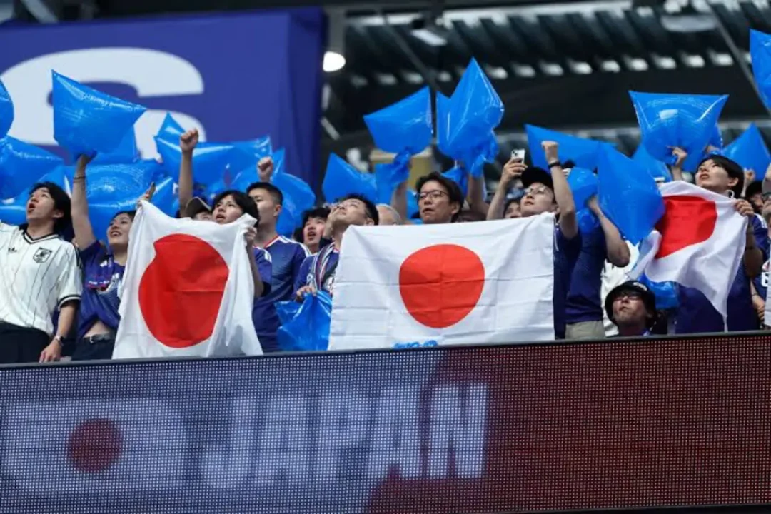 Critican la doble moral de los fans japoneses al limpiar los estadios del Mundial