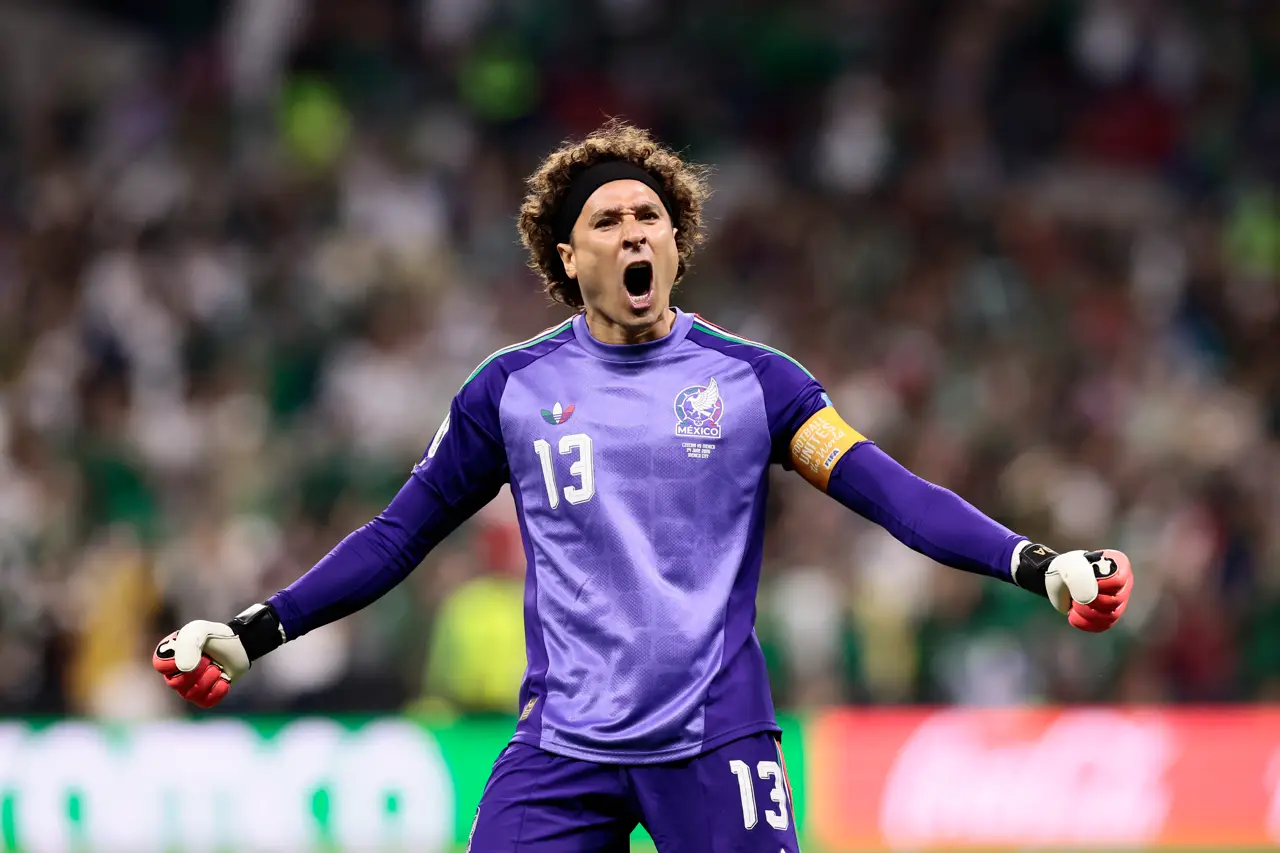 Sheinbaum aplaude homenaje a guardameta Memo Ochoa con la selección mexicana