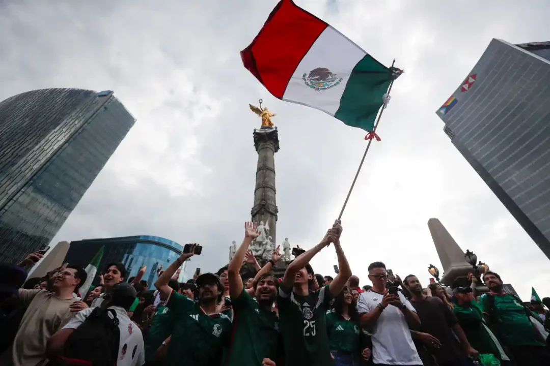 Ni la lluvia interrumpe festejos tras triunfo de la Selección Mexicana