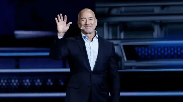 La IA traerá escasez de mano de obra no la sustitución de humanos, afirma Jeff Bezos, fundador de Amazon