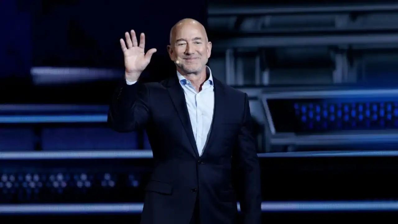 La IA traerá escasez de mano de obra no la sustitución de humanos, afirma Jeff Bezos, fundador de Amazon
