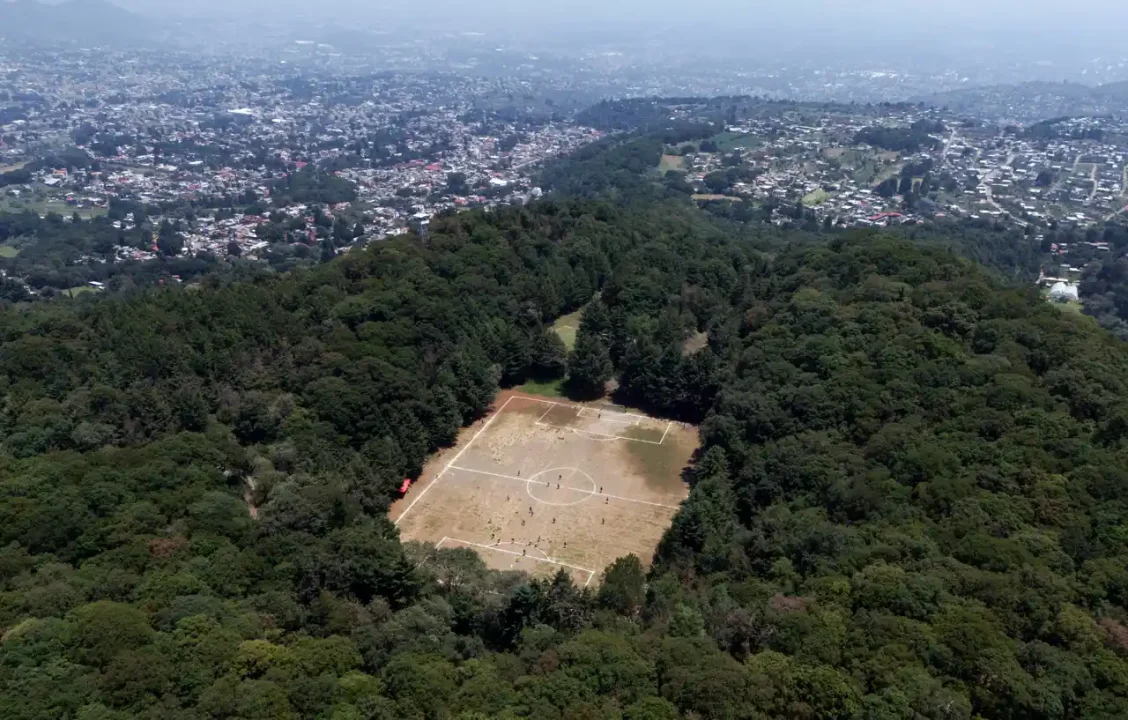 La cancha de futbol que resiste dentro del cráter de un volcán