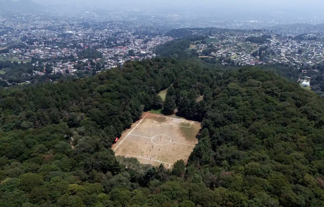 La cancha de futbol que resiste dentro del cráter de un volcán