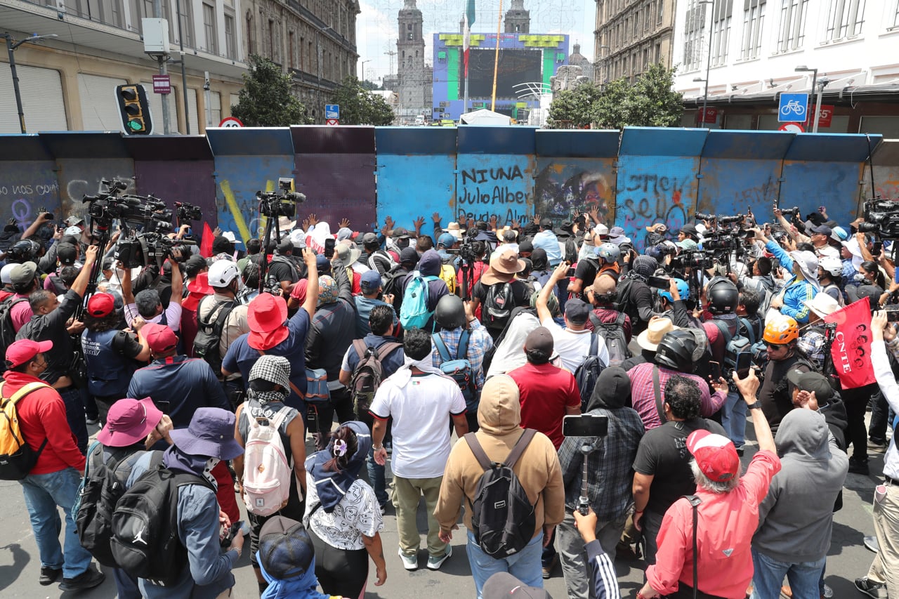 Maestros y policías forcejean en las inmediaciones del Zócalo