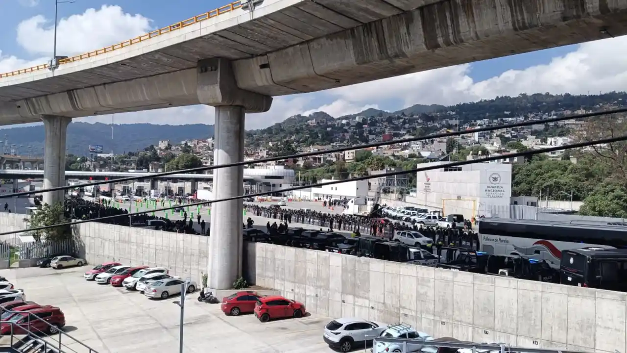 Normalistas de Ayotzinapa bloquean autopista México-Cuernavaca