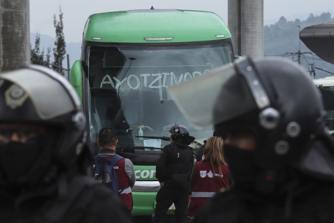 Gobierno halla explosivos en autobús de Ayotzinapa
