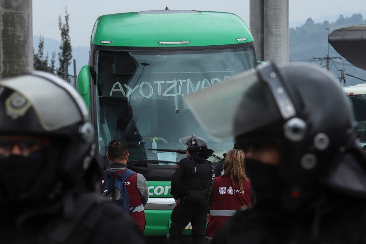 Gobierno halla explosivos en autobús de Ayotzinapa