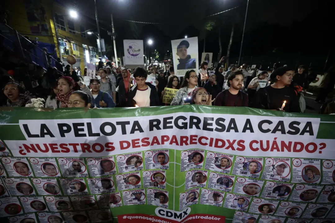 Familias de desaparecidos desafían cerco del Mundial a horas de la inauguración