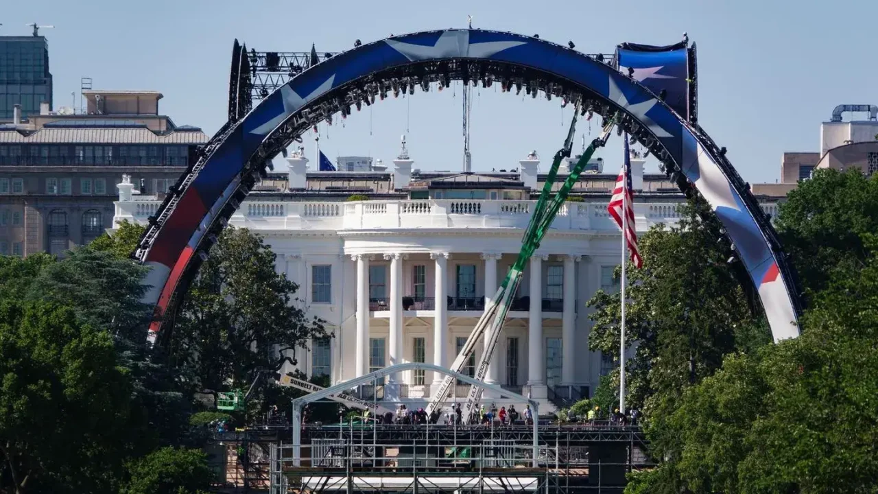 Trump compara el estadio de la UFC en la Casa Blanca con la Torre Eiffel: ‘Quizás nunca, jamás, lo derribemos’