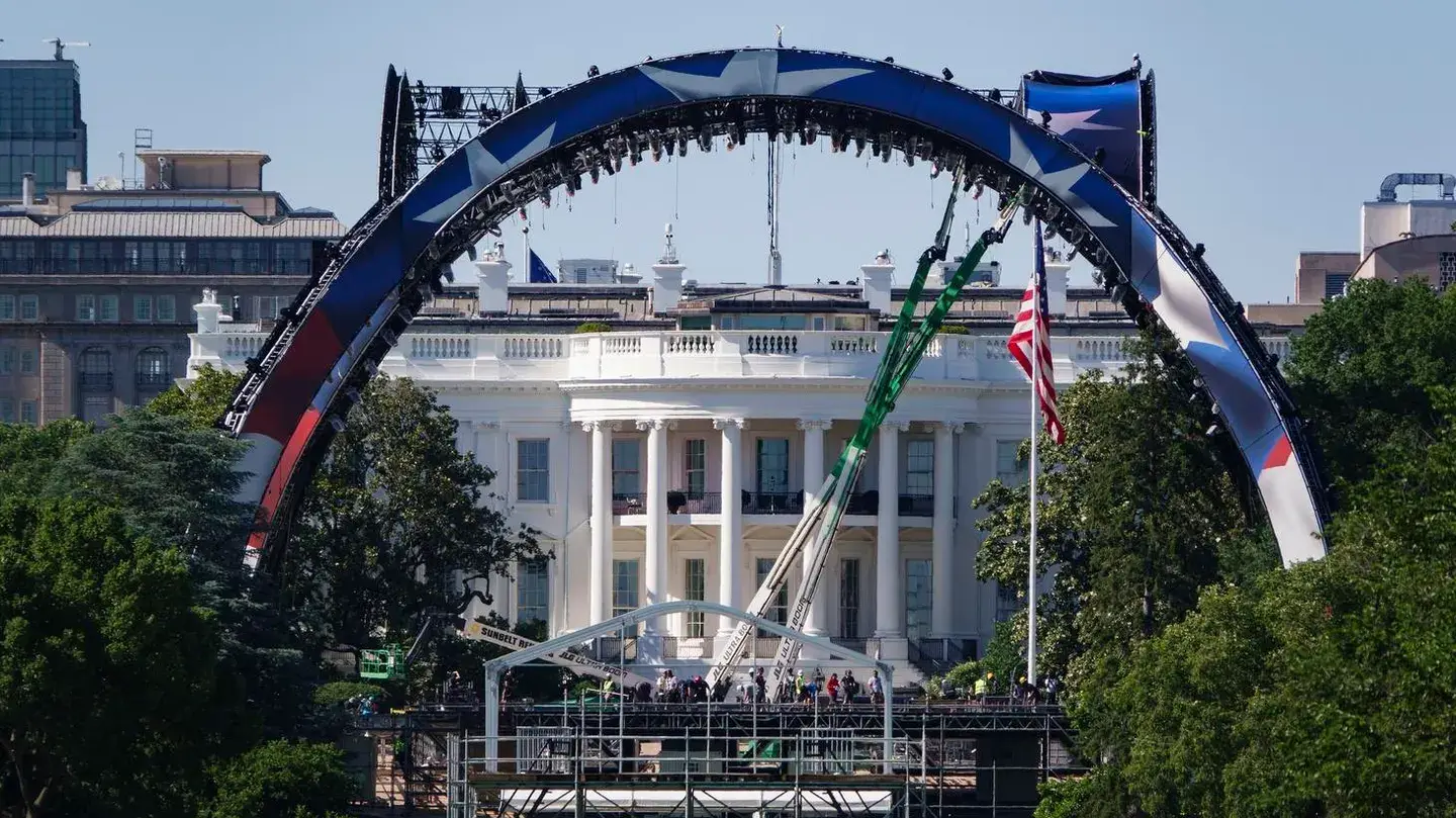 Trump compara el estadio de la UFC en la Casa Blanca con la Torre Eiffel: ‘Quizás nunca, jamás, lo derribemos’