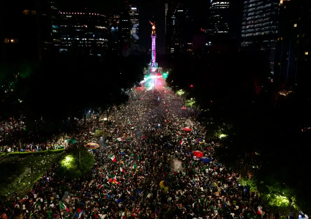 Festejos por triunfo del Tri dejan 40 toneladas de basura en la CDMX