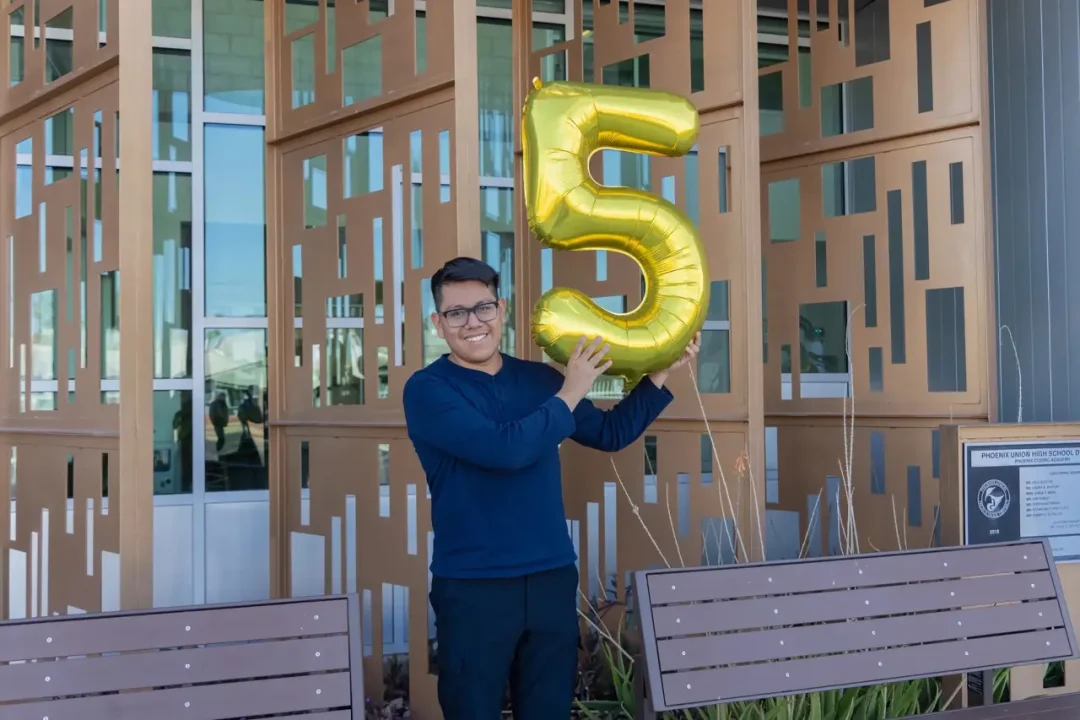 Hijo de inmigrantes mexicanos logra admisión en 49 universidades de EU