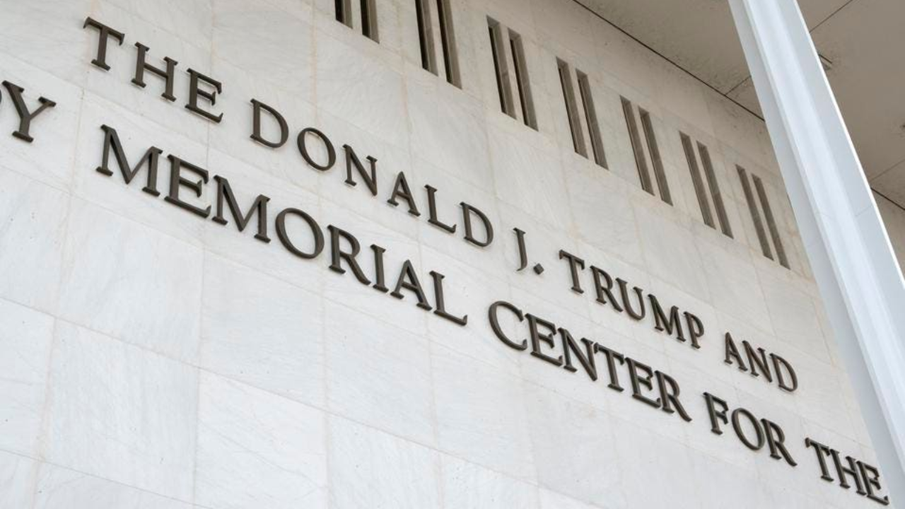 El Centro Kennedy ordena la eliminación inmediata del nombre de Trump