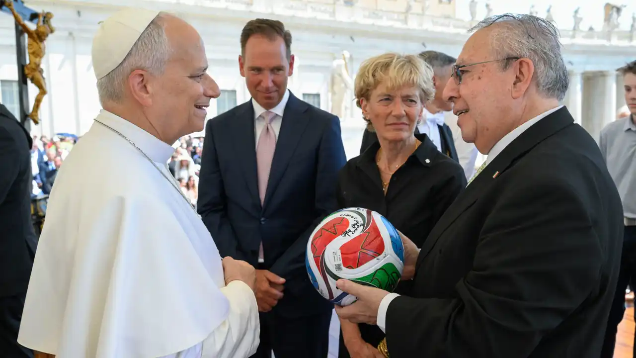 El papa recibe un balón del Mundial de parte de México, EU y Canadá