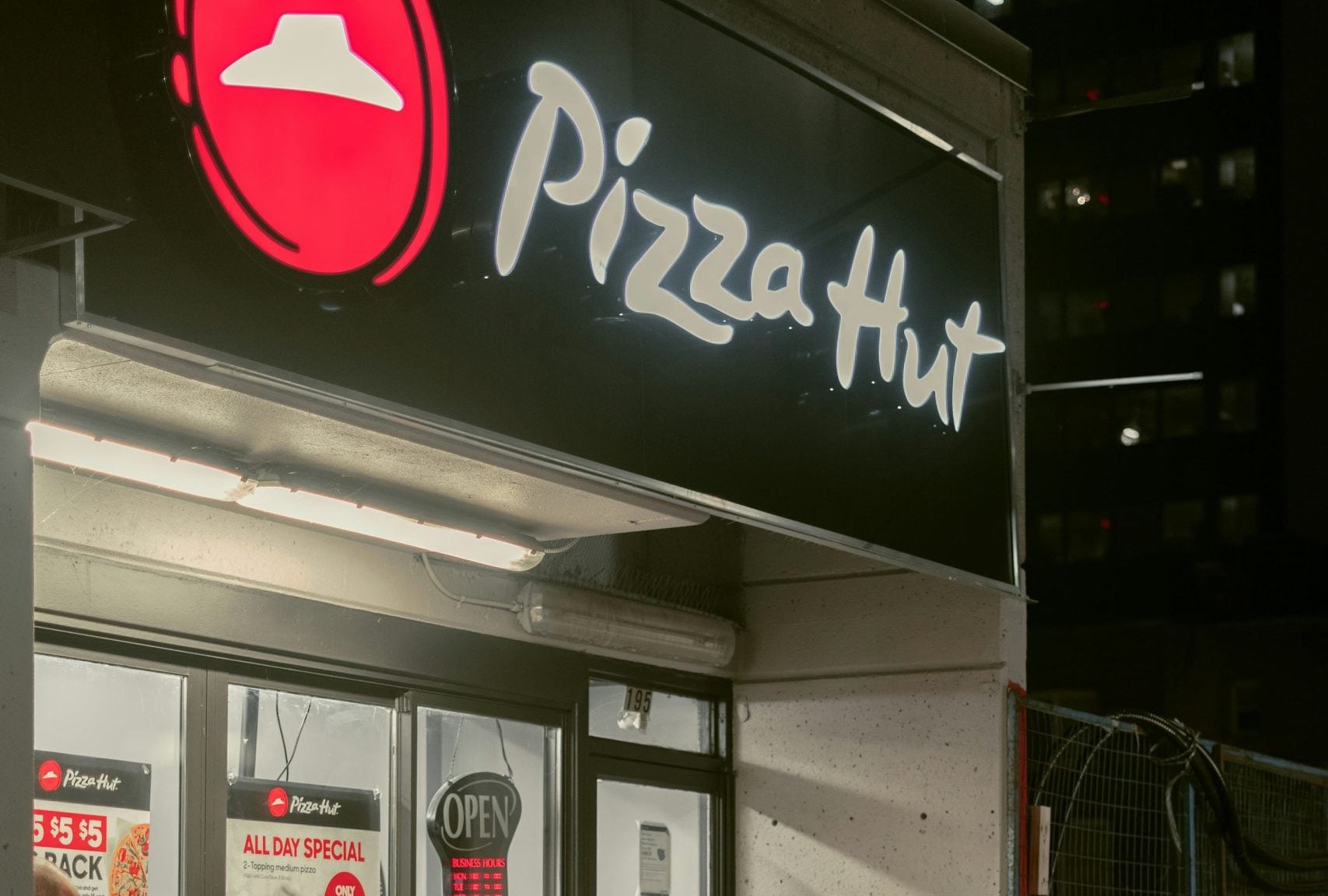 Yum Brands venderá la cadena Pizza Hut, en dificultades, por 2,700 mdd