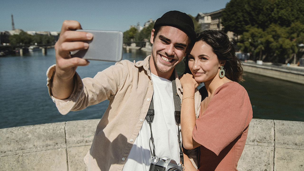 El algoritmo del deseo: ¿Puede la IA salvar el romance de Tinder con Wall Street?
