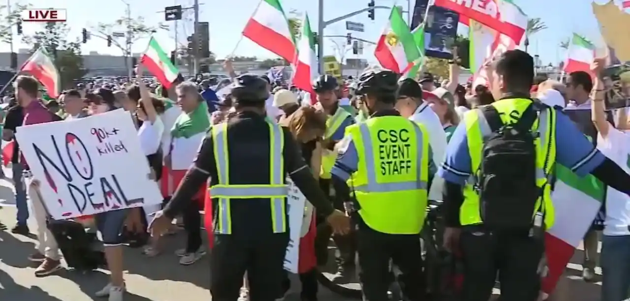 Estadounidenses de origen iraní ondean banderas de protesta