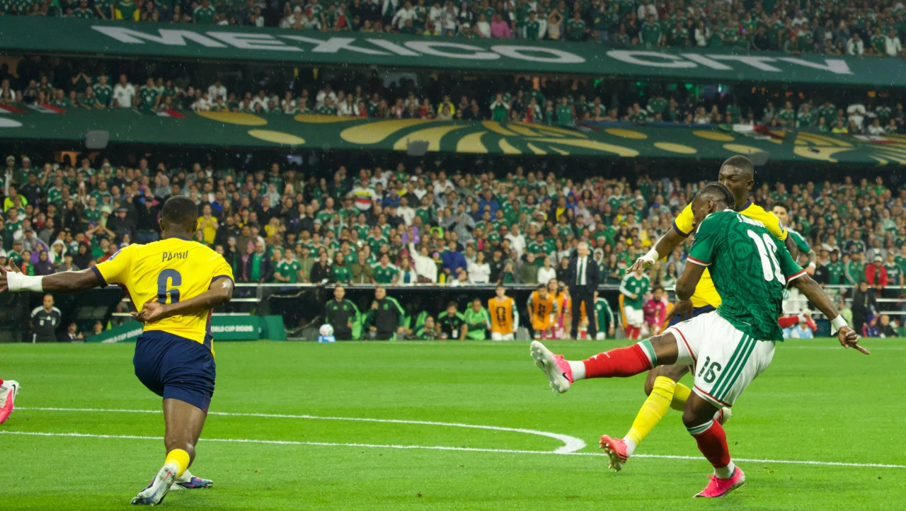 México, imbatible en el Azteca, doblega a Ecuador 2-0 y espera rival en octavos