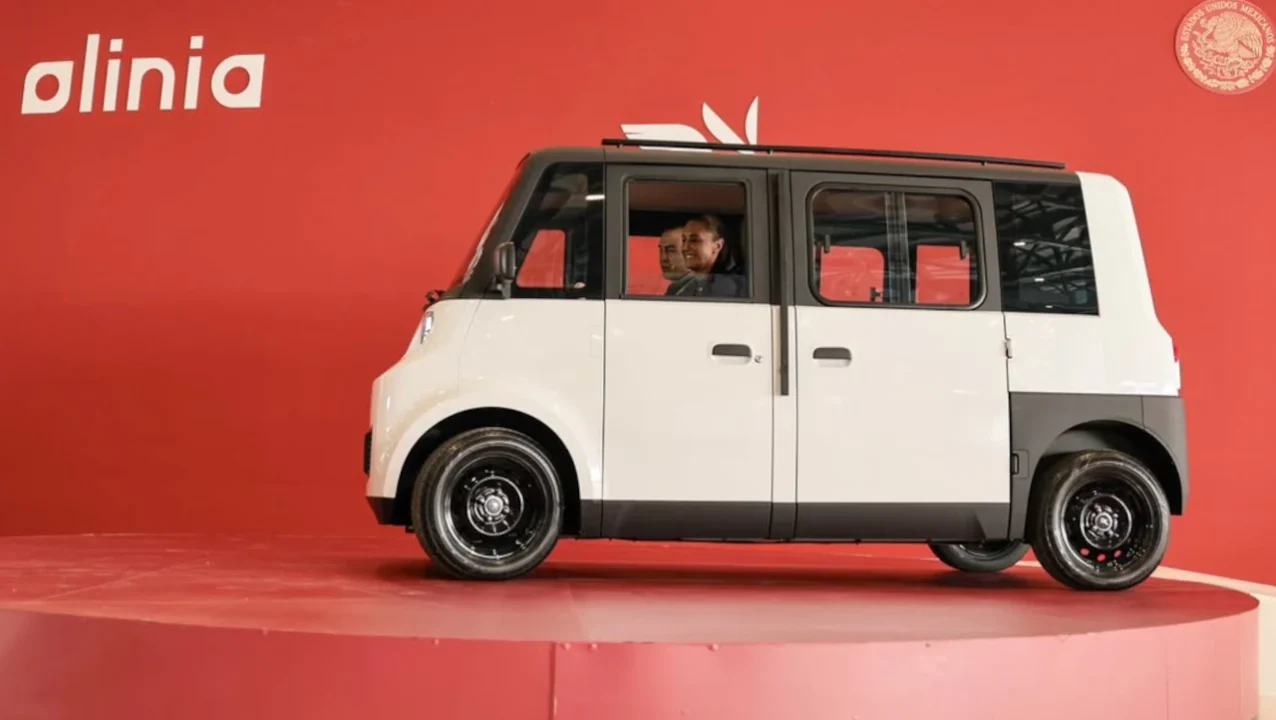 Sheinbaum conduce Olinia, el primer vehículo eléctrico mexicano que costará 150,000 pesos