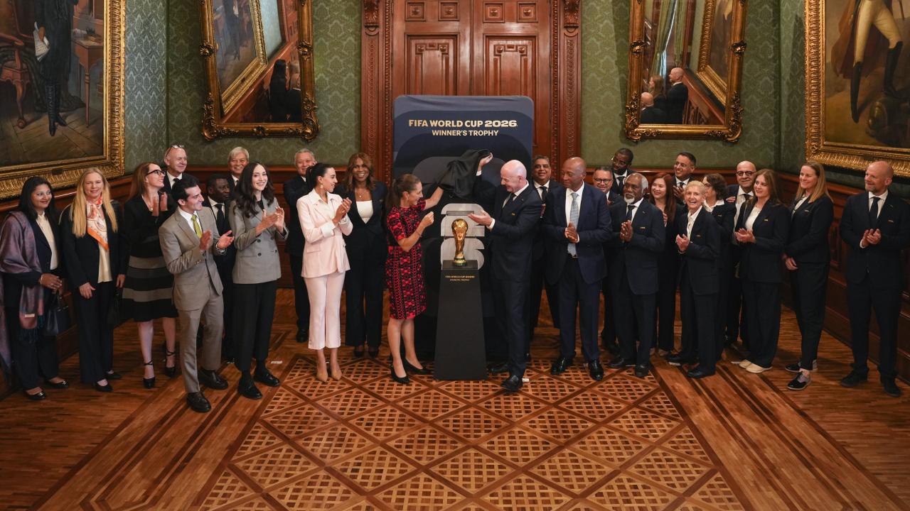 Sheinbaum recibe en Palacio Nacional al presidente de la FIFA