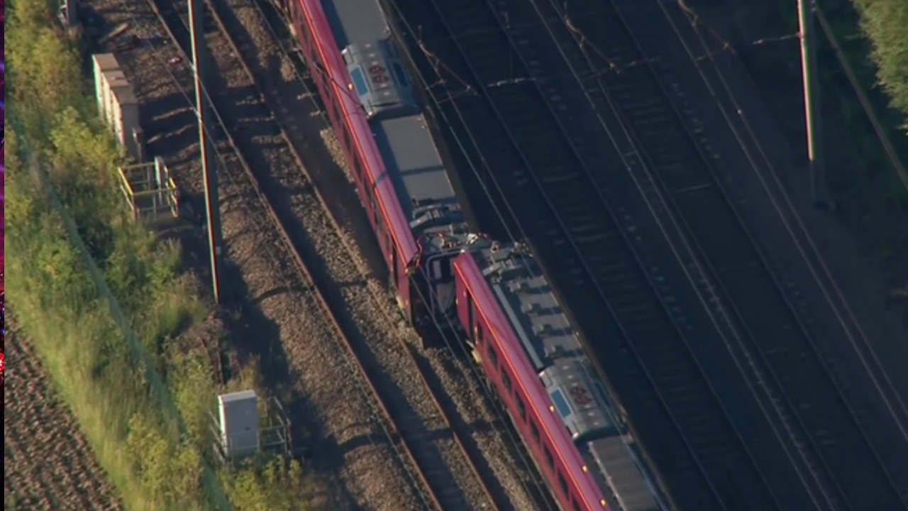 Colisión de trenes en Inglaterra deja al menos un muerto