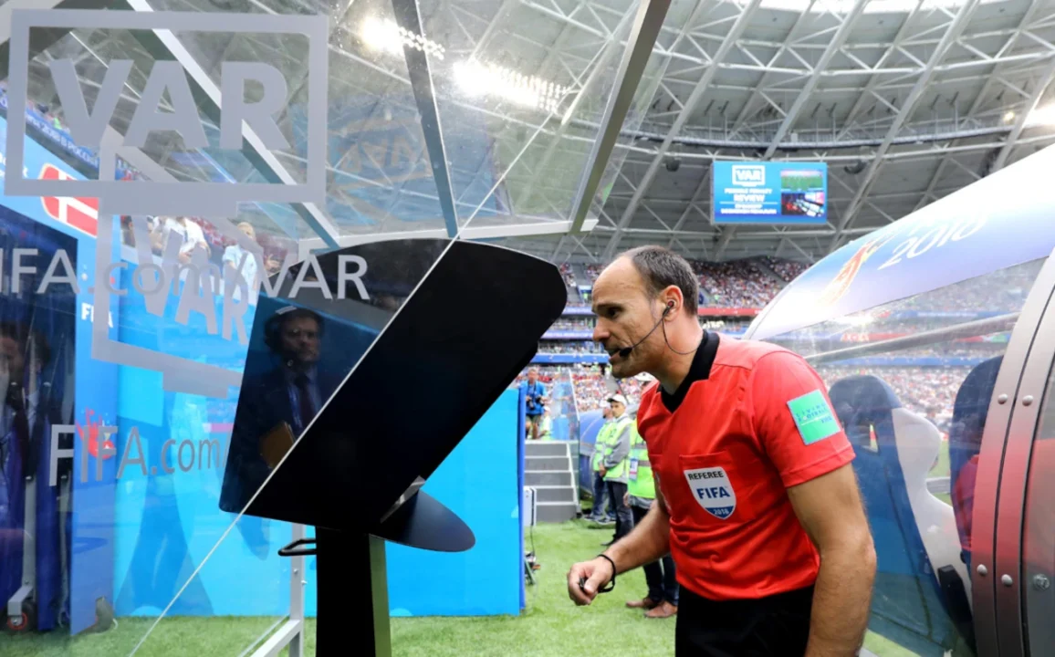 Se suponía que el VAR eliminaría el factor humano y las complicaciones del arbitraje: ¿Cómo pudo salir tan mal?