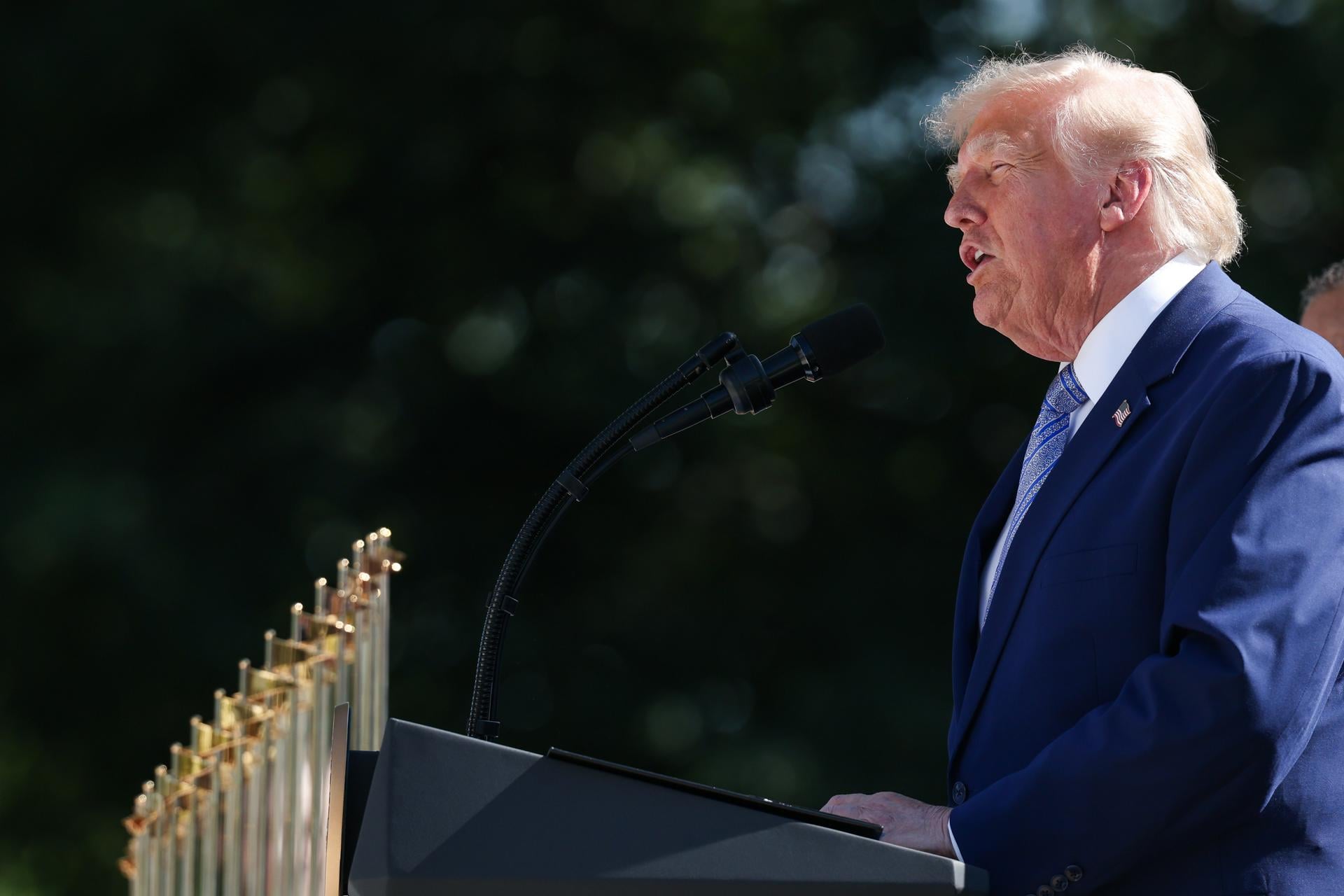 Trump regresa a cena de corresponsales de la Casa Blanca tras el ataque