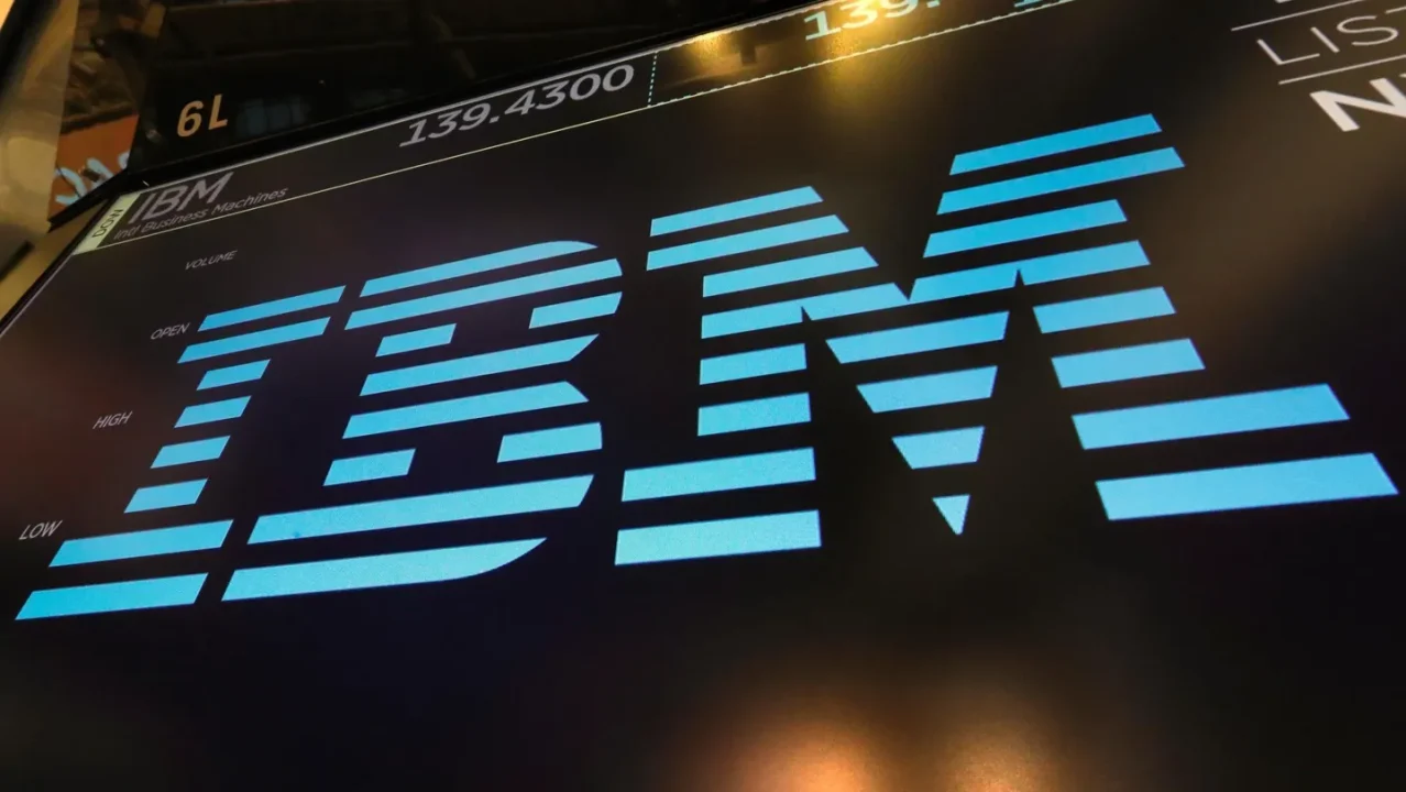 Acciones de IBM se desploman 24% en el peor día de su historia: te decimos por qué
