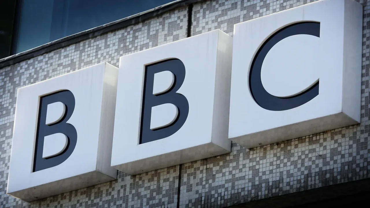 Gobierno de EU quiere unirse a la demanda por difamación de Trump contra la BBC, que asciende a 10,000 mdd