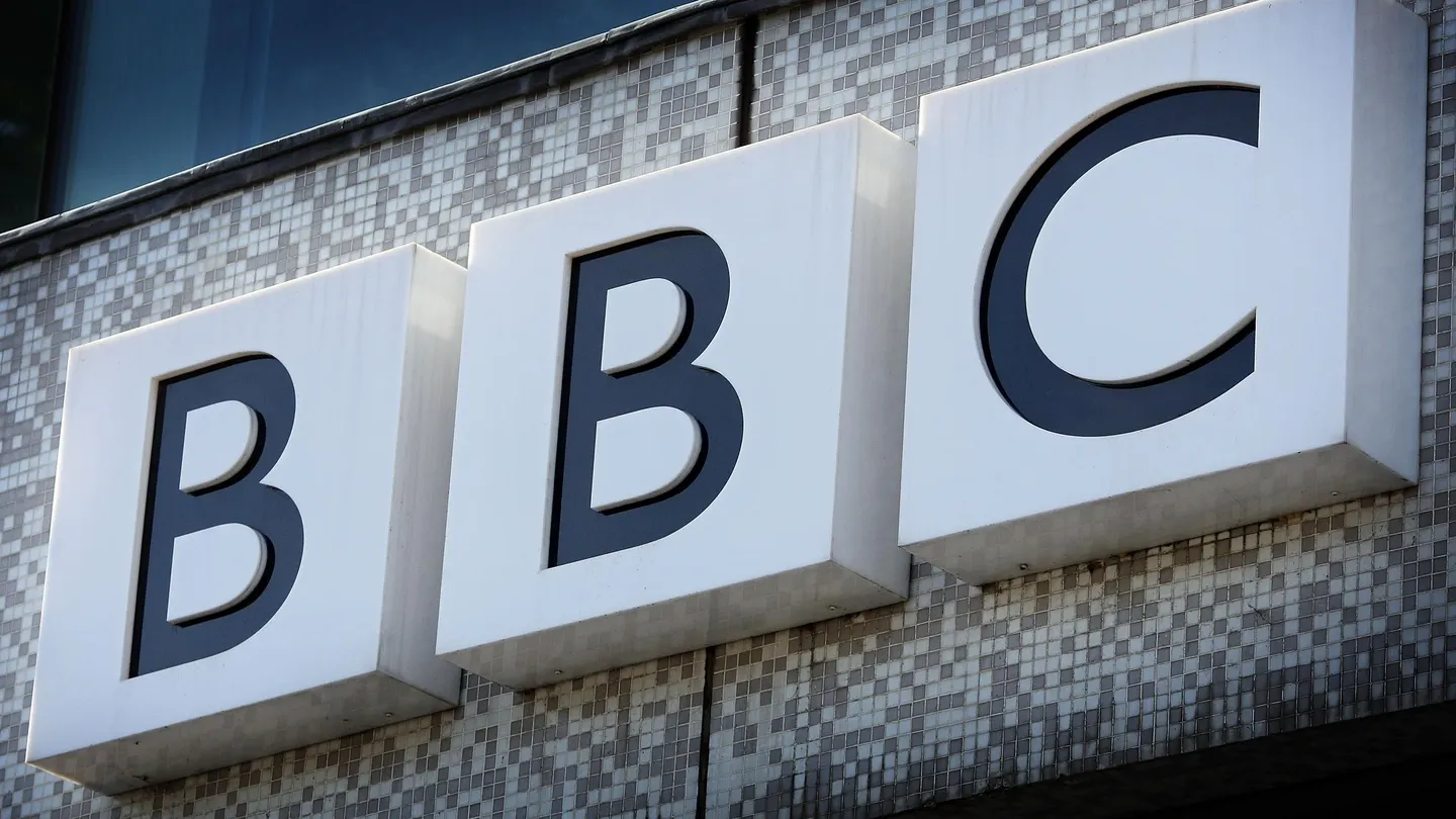 Gobierno de EU quiere unirse a la demanda por difamación de Trump contra la BBC, que asciende a 10,000 mdd