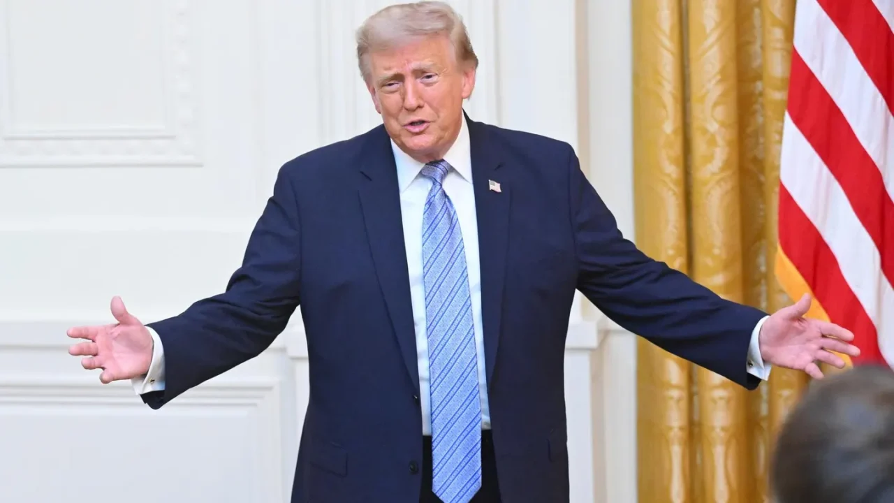 Trump amenaza con revocar licencias de emisión de ABC y NBC