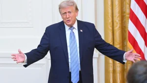 El presidente Donald Trump hace un gesto tras hablar en el Salón Este de la Casa Blanca. AFP