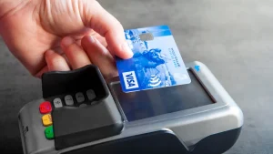 La Ley de Competencia de Tarjetas de Crédito pretende reducir las comisiones de swipe que se cobran en cada transacción con tarjeta de crédito. Grupo Universal Images vía Getty Images