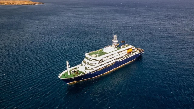 El crucero MV Hondius se estacionó frente al puerto de Praia, la capital de Cabo Verde, el 3 de mayo de 2026. AFP vía Getty Images