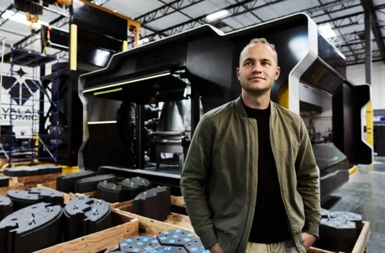 Isaiah Taylor, fundador y CEO de Valar Atomics, frente al reactor de prueba Ward 250 en su fábrica de El Segundo, California. "Trump puso a prueba el farol de la industria... y dijo: 'Veamos qué tienes.'" Por Ethan Pines, para Forbes