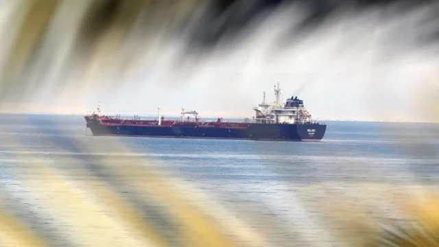 Los rebeldes hutíes, respaldados por Irán, en Yemen afirmaron haber atacado a dos petroleros saudíes que intentaban cruzar el estrecho de Bab el-Mandeb. Agencia de Noticias Xinhua vía Getty Images