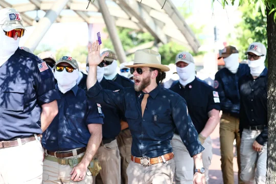 El fundador del grupo supremacista blanco Frente Patriota, Thomas Rousseau (C), y sus compañeros se reúnen en la estación de metro Eastern Market el 4 de julio de 2026 en Washington, D.C. Foto de Finn Gomez/Getty Images