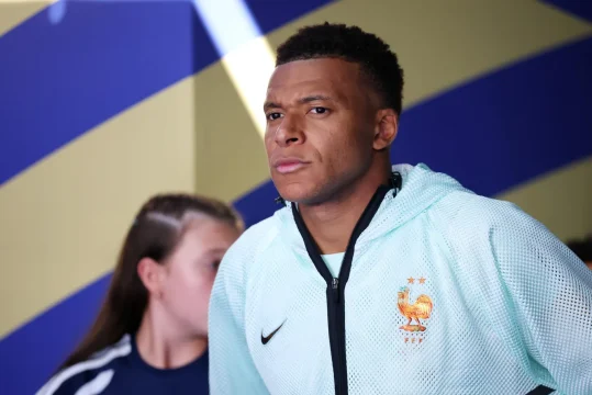 Kylian Mbappé #10, de Francia, observa desde el túnel antes del partido de cuartos de final de la Copa Mundial de la FIFA 2026 entre Francia y Marruecos en el Boston Stadium el 9 de julio de 2026 en Foxborough, Massachusetts.