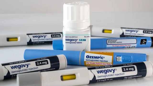 Una nueva encuesta de Gallup reveló que alrededor del 11% de los estadounidenses estaban tomando un medicamento GLP-1 para bajar de peso. UCG/Universal Images Group vía Getty Images