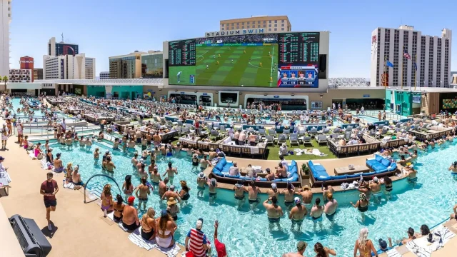 FIESTA DE VIGILANCIA DE LAS VEGAS: Quizá el más llamativo de todos los recintos, Stadium Swim en Circa Resort & Casino cuenta con seis piscinas y una pantalla de alta definición de 40 pies de altura. Películas de Black Raven