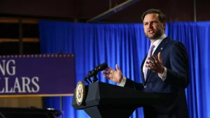 El vicepresidente JD Vance pronuncia un discurso en el Aeropuerto Internacional de Bangor el 14 de mayo en Bangor, Maine. Imágenes de Getty