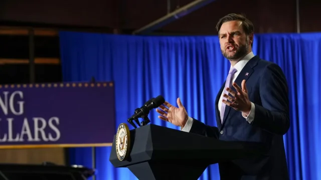 El vicepresidente JD Vance pronuncia un discurso en el Aeropuerto Internacional de Bangor el 14 de mayo en Bangor, Maine. Imágenes de Getty