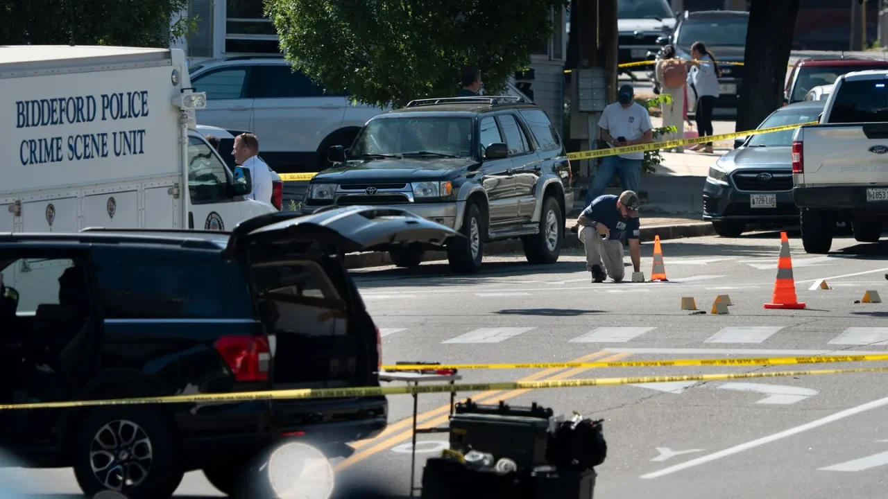 ICE suspende la mayoría de los controles de vehículos tras los tiroteos mortales en Maine y Texas