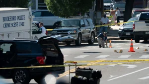 Se ve a los investigadores en el lugar de un tiroteo mortal relacionado con el ICE en Biddeford, Maine, el lunes. Portland Press Herald vía Getty Images