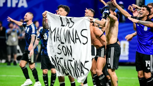 Los jugadores argentinos sostienen la polémica pancarta de las Malvinas tras el partido de semifinales en el Estadio Atlanta.