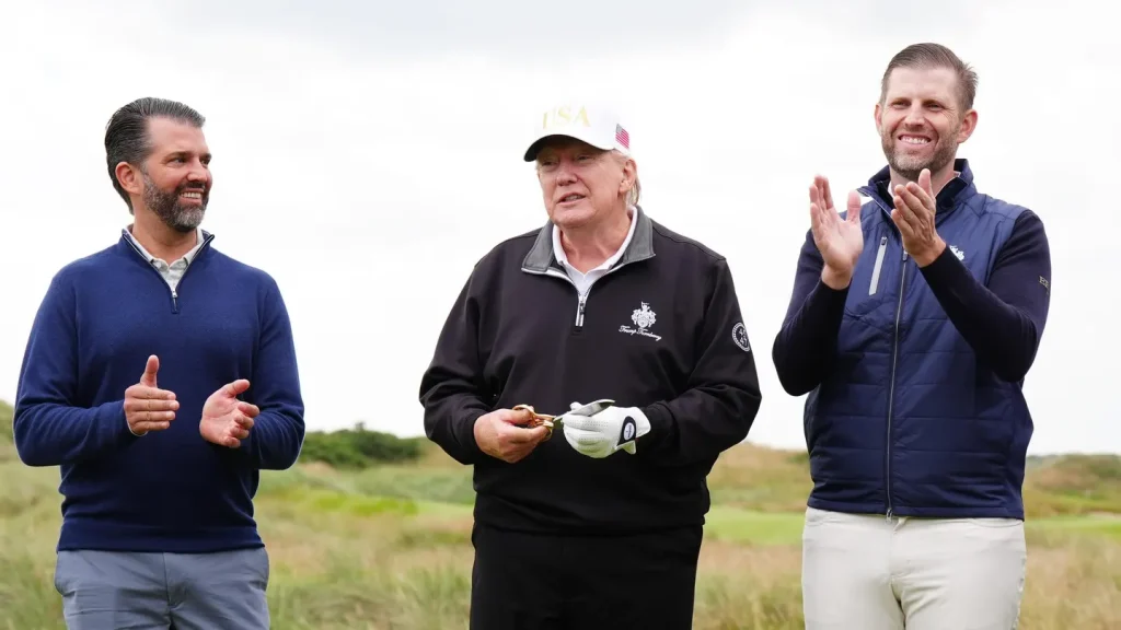 Donald Trump Jr., el presidente Donald Trump y Eric Trump asisten a la inauguración del Trump International Golf Links en Balmedie, Aberdeenshire, Escocia, el 29 de julio de 2025. Imágenes de PA vía Getty Images
