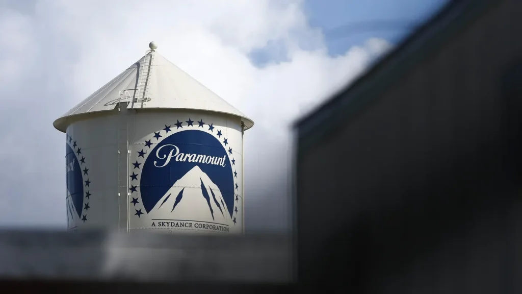 El logotipo de Paramount Pictures se exhibe en una torre de agua en Los Ángeles, California, el 17 de febrero. NurPhoto vía Getty Images
