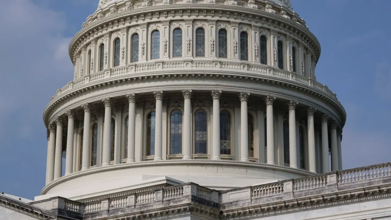 ¿Proyecto regulatorio sobre criptomonedas amenaza ganancias de Trump?