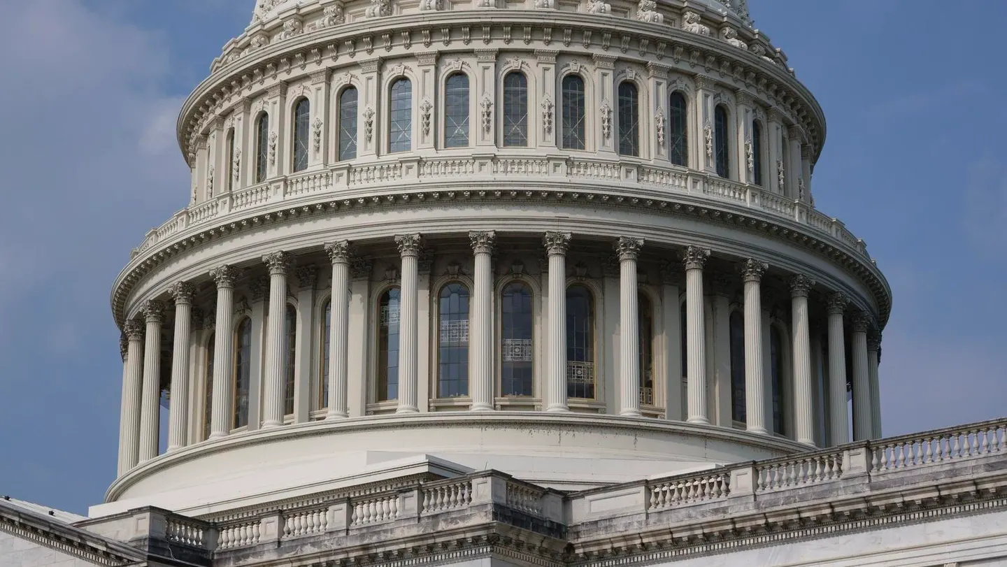 ¿Proyecto regulatorio sobre criptomonedas amenaza ganancias de Trump?