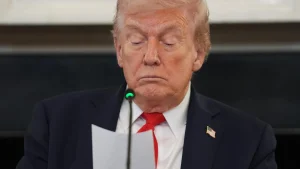 El presidente Donald Trump lee una nota durante una mesa redonda en la Casa Blanca el 8 de octubre de 2025, en Washington. Copyright 2025 The Associated Press. Todos los derechos reservados